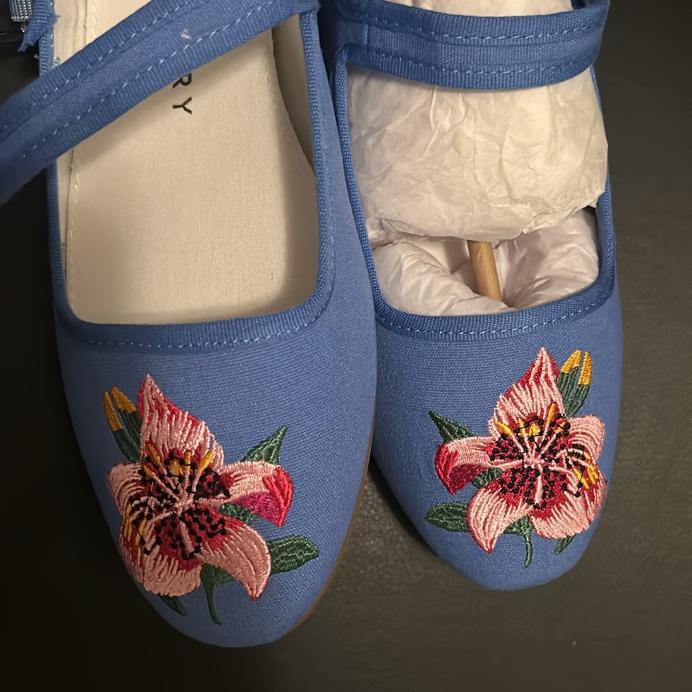 Katy Perry Mary Jane bright blue with flower
6.5
Slight flaw on seam 
Brand new - Picture 8 of 8